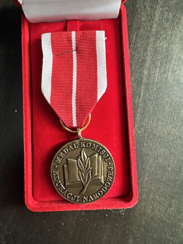 Przyznanie Pani Monice Nawrot Medalu Komisji Edukacji Narodowej.
