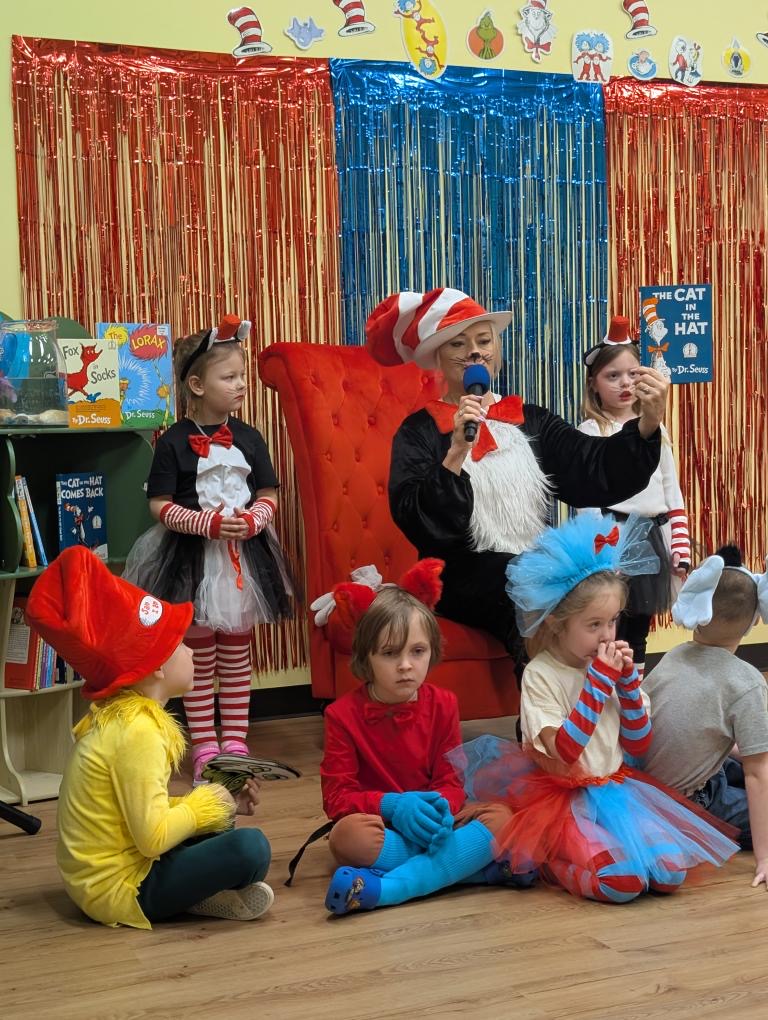 Urodziny Dr. Seuss w Wyspie Dzieci River Grove.