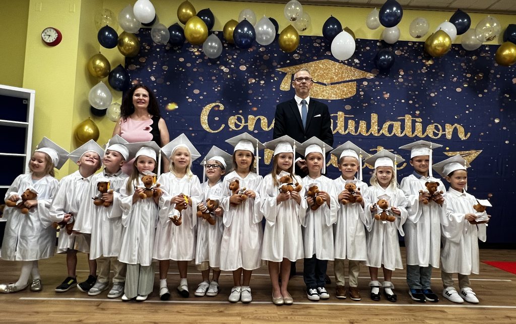 Graduacja 2026 grupy Pre-K polskojęzycznej w Wyspie Dzieci River Grove.